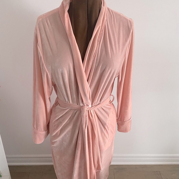 💖LA LINGERIE💖-Beautiful Rose pink robe In medium . Full length. Like new ! - Picture 9 of 16
